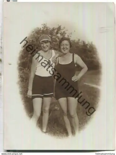 Zwei junge Frauen im Badeanzug - Foto 1926 keine AK Grösse 9cm x 12cm