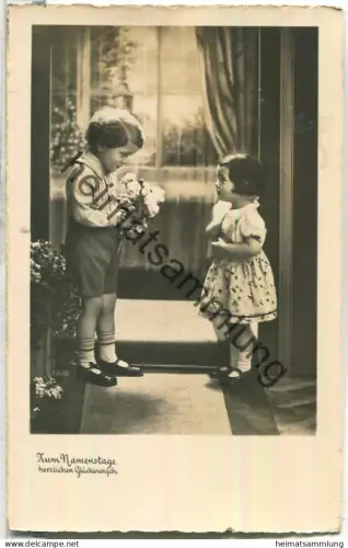 Namenstag - Kinder mit Blumenstrauss - Foto-Ansichtskarte - Stempel: Schafft Heime für die Hitler-Jugend