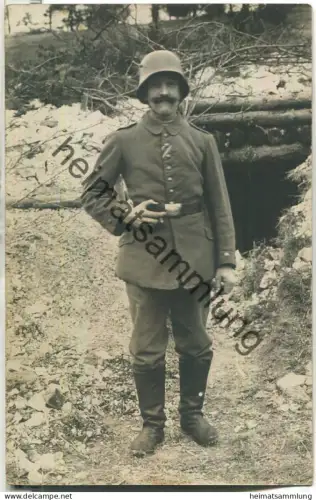 Soldat - Stahlhelm - Unterstand - Foto-Ansichtskarte