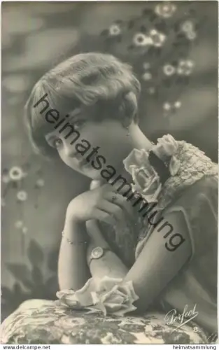 Junge Frau - Foto-AK - Fabrication Francais gel. 1928