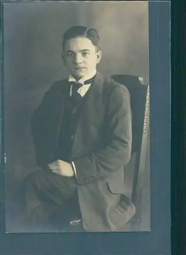 p. nöll, corbach, junger mann sitzend (Nr. 8401)