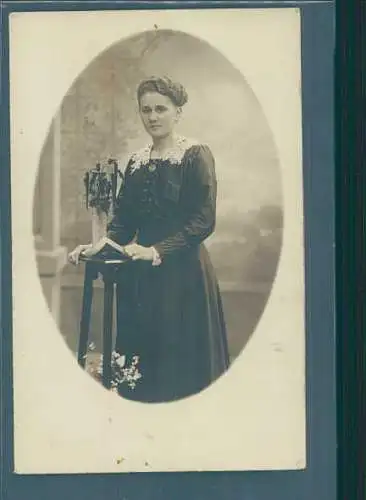 hofatelier chassalia, kassel, 1918, dame stehend  (Nr. 8420)