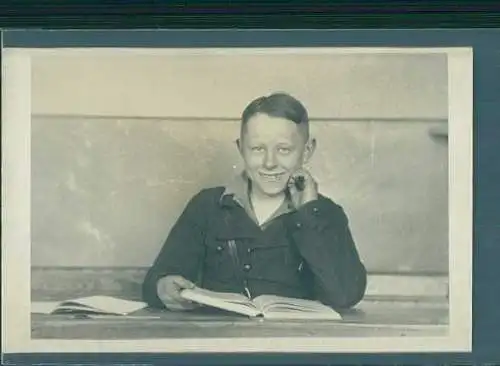 altes foto junger mann lächelnd mit buch (Nr. 8669)