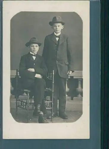 altes foto junge männer mit hut (Nr. 8671)