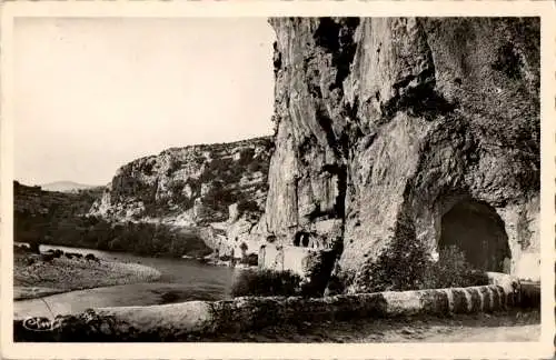 cpa vallon (ardeche), rue du pont d'arc, un tunnel (Nr. 8755)