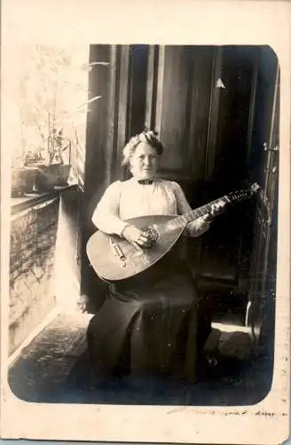 altes foto frau mit saiteninstrument (Nr. 8760)