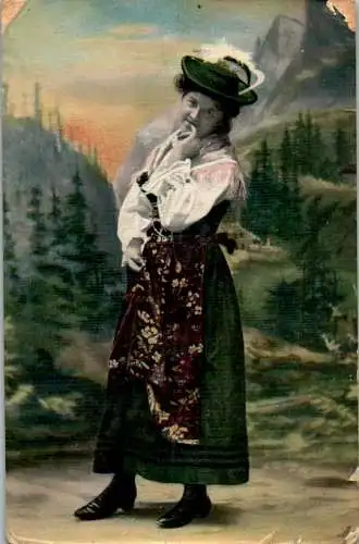 dame in tracht mit finger am mund, alte fotokarte, viele starke knicke (Nr. 8925)