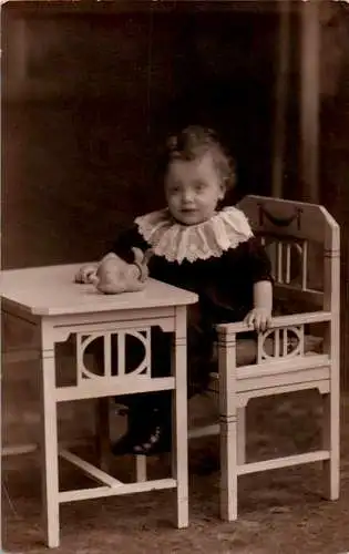 alte foto ak, kind in kinderstuhl mit hase (Nr. 9171)