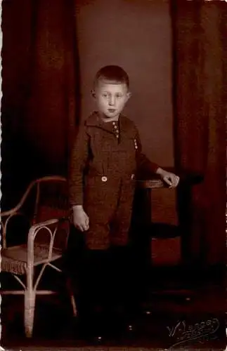 alte foto ak, junge stehend an tisch (Nr. 9174)