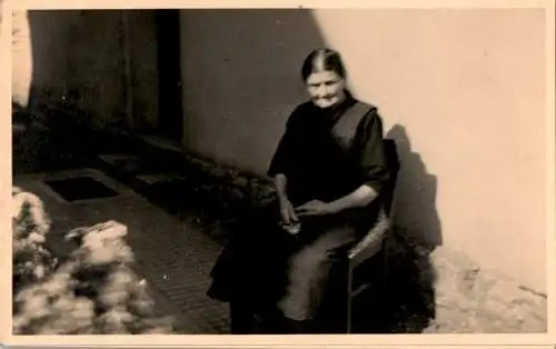 alte foto ak, alte frau draußen sitzend (Nr. 9191)