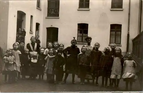 alte foto ak, kinder mit aufpasserinnen (Nr. 9193)