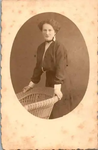 altes foto, dame mit ohrschmuck stehend an korbstuhl (Nr. 9203)