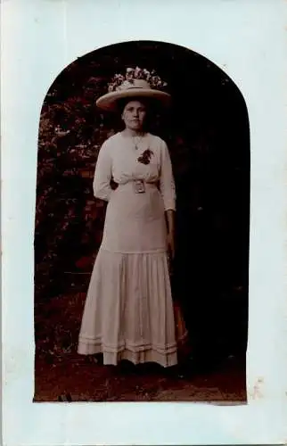 altes foto, dame mit hut und weissem kleid (Nr. 9204)