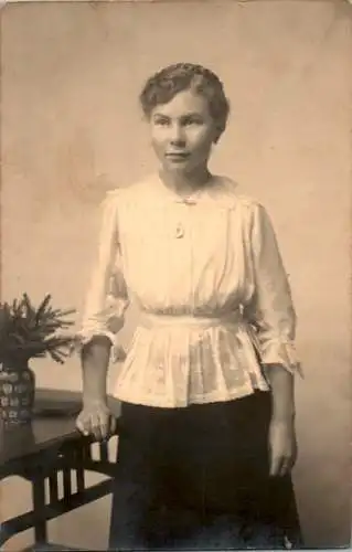 altes foto, dame mit geflochtenem haar stehend an tisch (Nr. 9205)