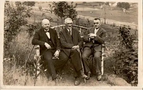altes foto, 3 herren auf birken-bank mit zigarre und stock (Nr. 9208)