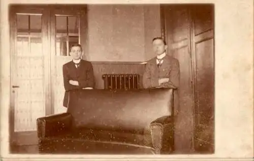 2 männer hinter sofa, alte foto ak (Nr. 9231)