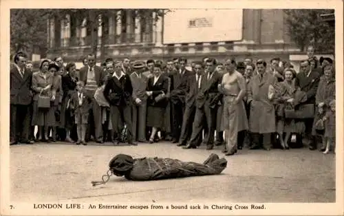 london life: an entertainer escapes from a bound sack in charing cross road (Nr. 9238)