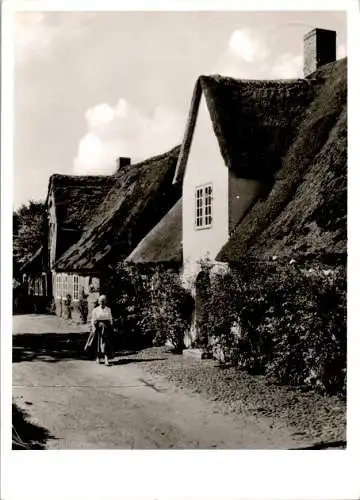 dorfstraße auf föhr mit älterer dame (Nr. 10535)