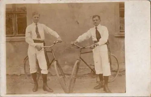 altes Foto junge Herren mit Fahrrädern (Nr. 11991)