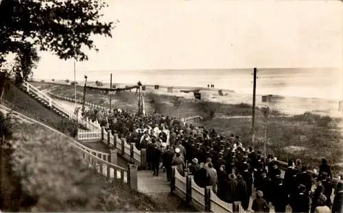 foto menschen am meer, prozession? (Nr. 12001)