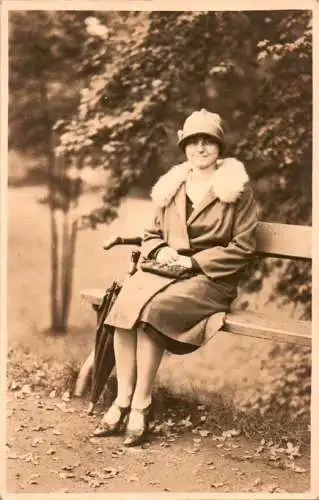 junge dame auf bank, foto (Nr. 12063)