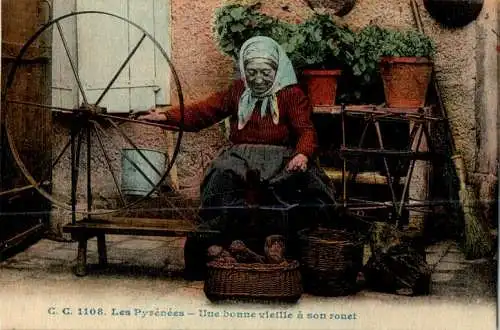 les pyrenees, une bonne vieille a son rouet (Nr. 17113)