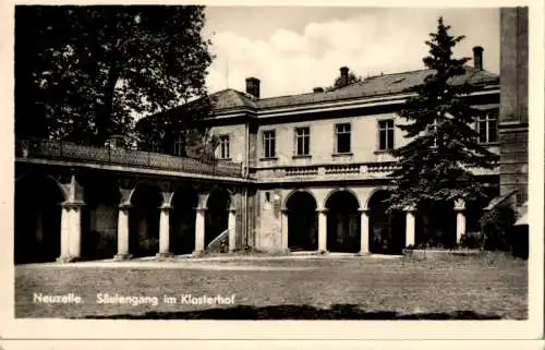 neuzelle, säulengang im klosterhof (Nr. 18047)