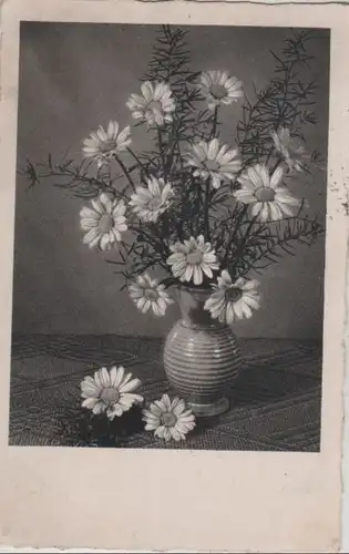 Blumen in gestreifter Vase