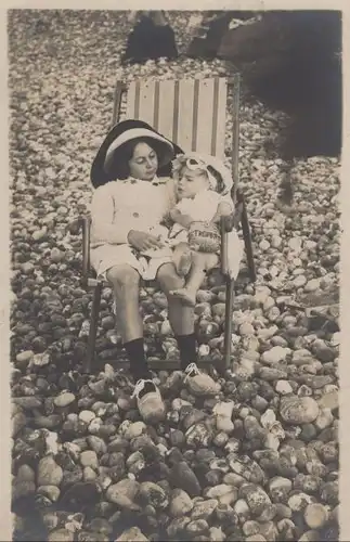 zwei Kinder im Liegestuhl