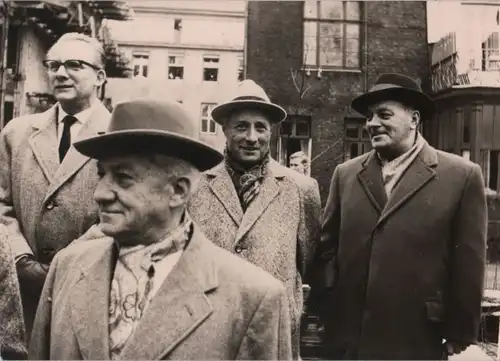 Vier Männer teilweise mit Hut