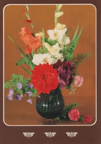 Blumenstrauß in runder Vase