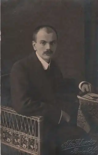 Mann mit Schnurrbart - ca. 1930