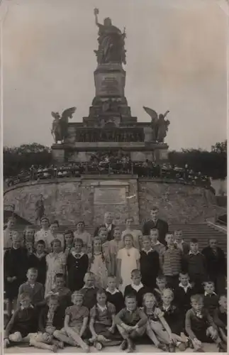Rüdesheim, Niederwalddenkmal - Fototermin - ca. 1955