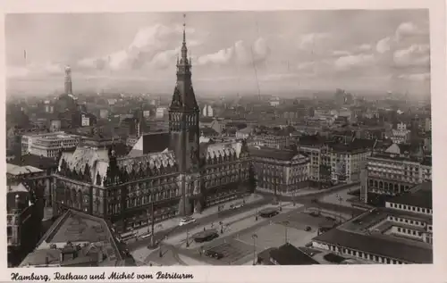 Hamburg - Rathaus mit Michel vom Petriturm - ca. 1960