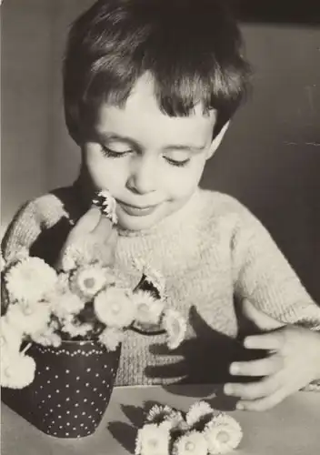 Zum Geburtstag - Kind mit Blumen