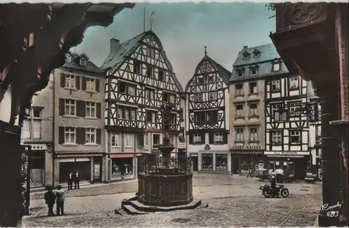 Bernkastel - Marktplatz mit Brunnen