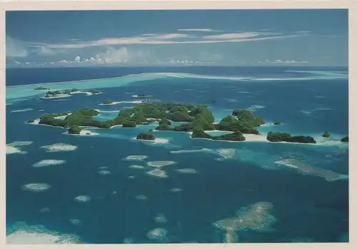 Inseln im blauen Meer