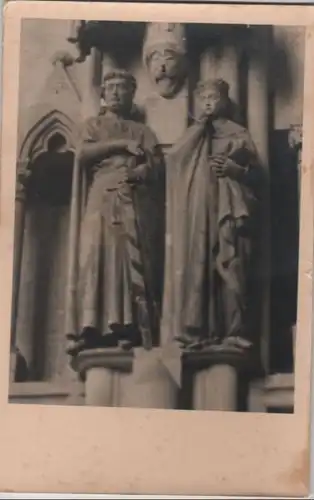 zwei Statuen auf Sockeln