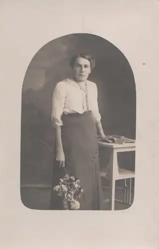 Frau mit Blumenstrauß - 1915