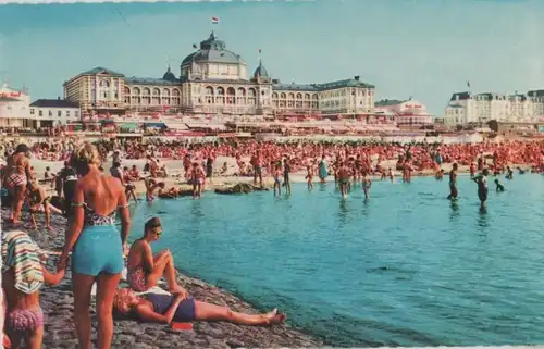 Niederlande - Niederlande - Den Haag, Scheveningen - Strand met Kurhaus - ca. 1965