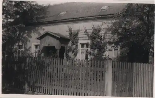 Haus mit Lattenzaun