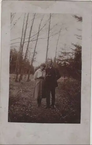 Mann und Frau im Wald