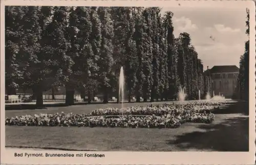 Bad Pyrmont - Brunnenallee mit Fontänen - 1951