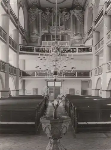 unbekannter Ort - Kircheninneres mit Orgel