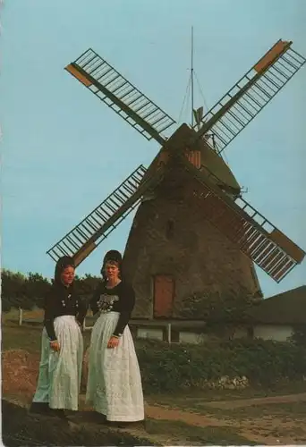 Amrum - Friesinnen vor dem Nebeler Mühlenmuseum - 1982