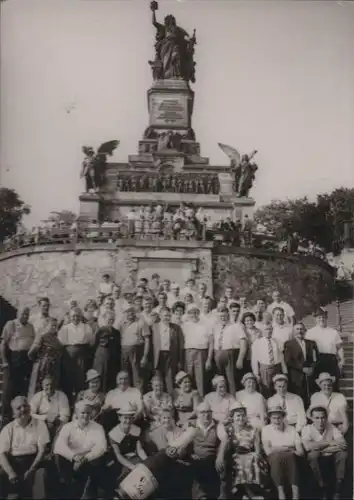 Rüdesheim, Niederwalddenkmal - Gruppenbild - ca. 1955