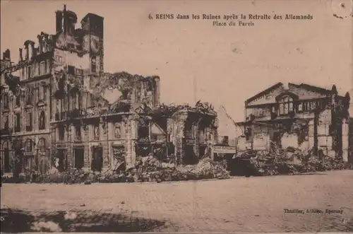 Frankreich - Frankreich - Reims - dans les Ruines apres la Retraite des Allemands - ca. 1920