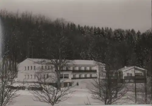 unbekannter Ort - Gebäude und Wald