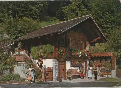 Schweiz - Schweiz - Berner Oberland - Alter Speicher mit Trachtengruppe - ca. 1965