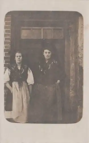 Zwei Frauen vor der Haustür - ca. 1935
